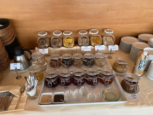 uma exposição de potes de comida e pratos sobre uma mesa em Hotel SOREA REGIA em Bratislava