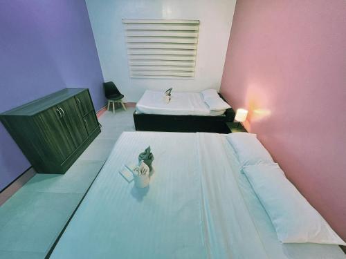 Postel nebo postele na pokoji v ubytování RNJ Hotel Baguio