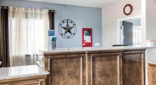 una cucina con bancone e specchio di Rodeway Inn & Suites Port Arthur - Groves a Port Arthur