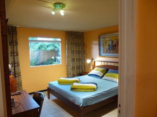 Letto o letti in una camera di Kekemba Apartments Paramaribo