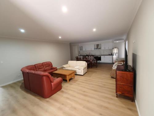 ein Wohnzimmer mit Sofa und Tisch in der Unterkunft Jurien Bay WA, 4-bedroom home in Jurien Bay