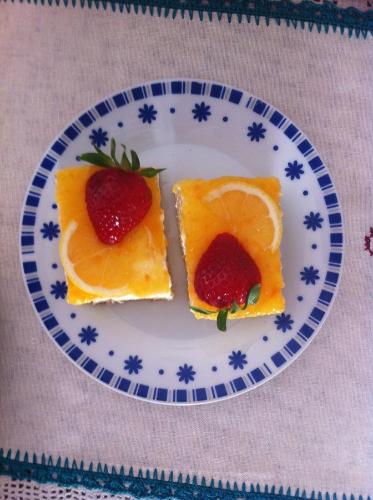 une assiette avec deux tranches de fruits sur une table dans l'établissement Aurora B&B, à Matera