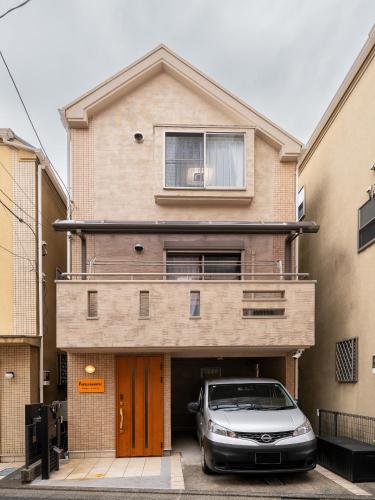 a car parked in front of a house at Familia Kamata 1 in Tokyo