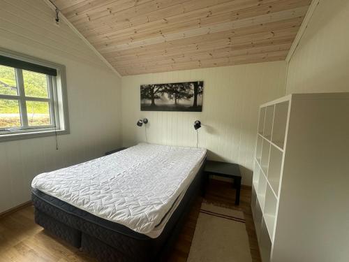 een slaapkamer met een groot bed in een kamer bij Nice cottage in quiet surroundings, surrounded by beautiful nature, near Gullingen in Gullingen