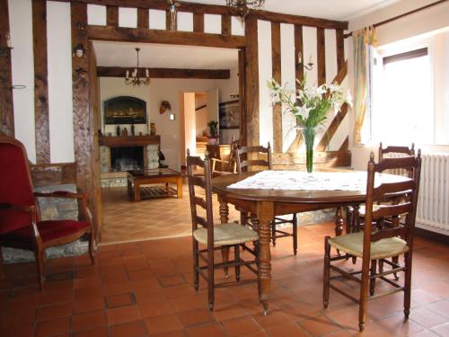 une salle à manger avec une table et des chaises dans l'établissement Béthanie, à Firfol