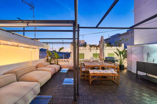 マルベーリャにあるSUNSET VILLA - Jacuzzi & Grillのリビングルーム(ソファ、屋上テーブル付)