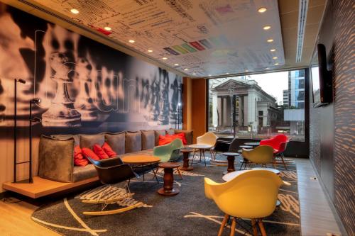 a waiting room with a couch and chairs at ibis Sao Paulo Paulista in Sao Paulo