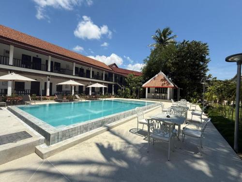 สระว่ายน้ำที่อยู่ใกล้ ๆ หรือใน Vangsavath Hotel