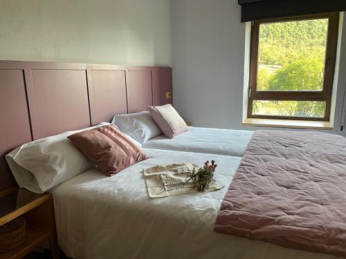 a bedroom with two beds with flowers on them at Entrenogueras in Huerta del Marquesado