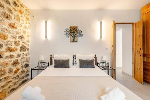 Un pat sau paturi într-o cameră la Cassiopea Guest House Evia Greece