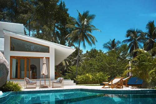 a villa with a swimming pool and palm trees at Villa Verde Ko Phangan in Haad Pleayleam