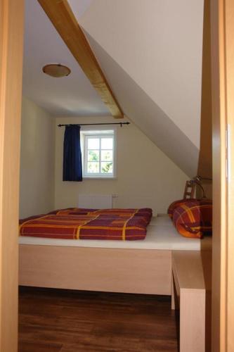 a bedroom with two beds in a attic at Ferienhaus Räucherhäusel in Herrnhut