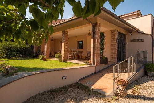 a house with a walkway in front of a yard at B&B Corte degli Struzzi in Pescia Romana