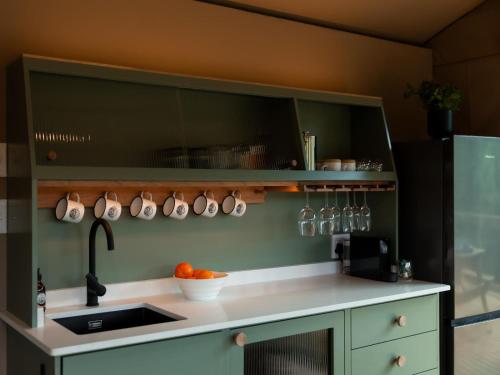 Una cocina o cocineta en AfriCamps Magoebaskloof