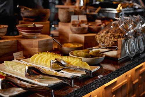 un buffet avec du fromage et d'autres aliments sur un comptoir dans l'établissement Esperanza Lake Resort, à Trakai