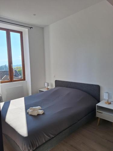 ein Schlafzimmer mit einem Bett, auf dem ein Stofftier liegt in der Unterkunft AquaLodge Serena in Aix-les-Bains