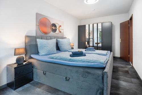 a bedroom with a large bed with a blue comforter at Ferienwohnung Eliza in Steinhude