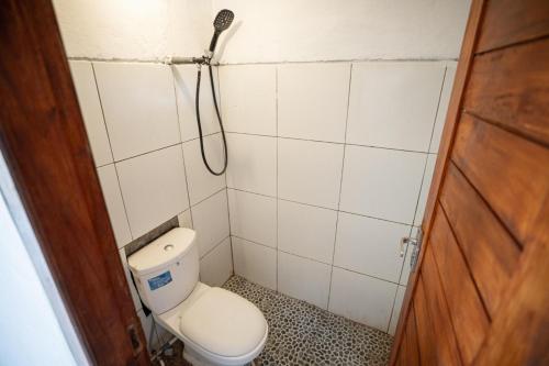 クブペンロカンにあるAnd Dita Glampingの小さなバスルーム(トイレ、シャワー付)