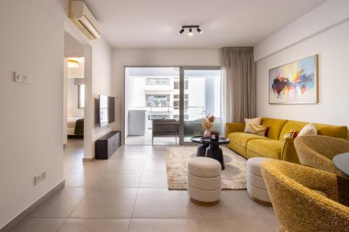 Modern City Retreat - Balcony and Chic Design