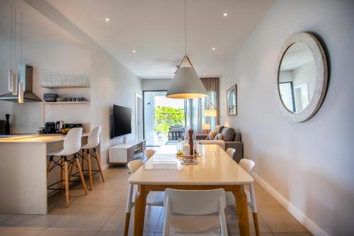 Easy Walk to Stunning La Preneuse Beach - Modern 3 Bedroom Apartment