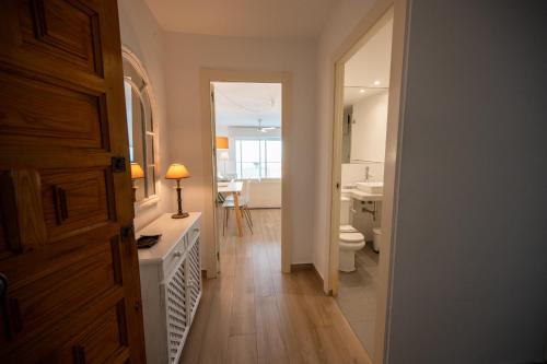 un baño con inodoro y lavabo en Rincón de la Caleta, en La Herradura