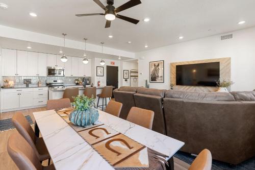 una sala de estar con un sofá y una mesa en Mane Stay at Terra condo, en Harrisburg Junction