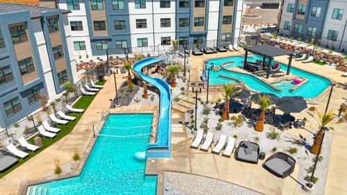 una vista aérea de una piscina en un resort en Mane Stay at Terra condo, en Harrisburg Junction
