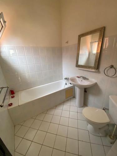 Um banheiro em Riad Ayiss piscine palmeraie