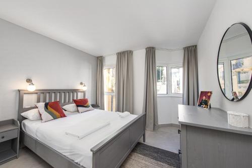 a bedroom with a large bed and a mirror at Hypercentre - Spacieux trois pièces rénové - EG in Beausoleil