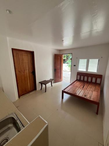 Una sala de estar con un banco y un lavabo. en Paypay Resthouse, en San Francisco