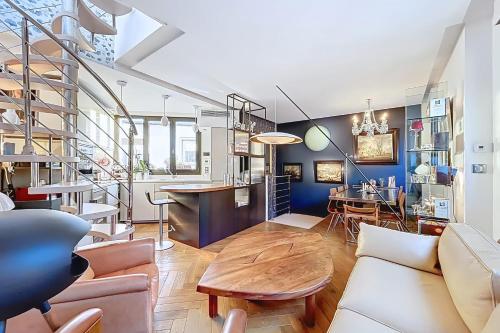 Una sala de estar con una mesa y un comedor. en House with rooftop Eiffel Tower view, en París