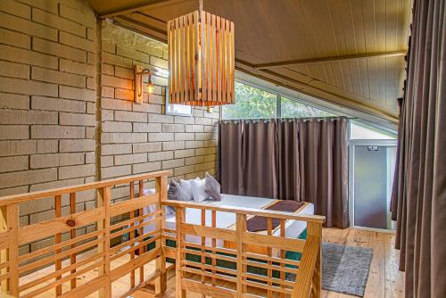 カソーリにあるKasauli Skylline I 2 BHK With Jacuzziのテーブルとシャンデリアのあるダイニングルーム