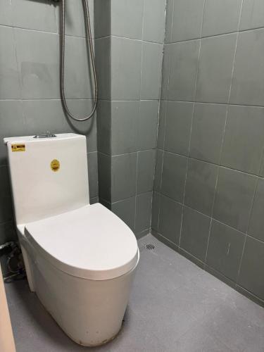 e bagno con doccia e servizi igienici bianchi. di 旅居1号 a Hong Kong