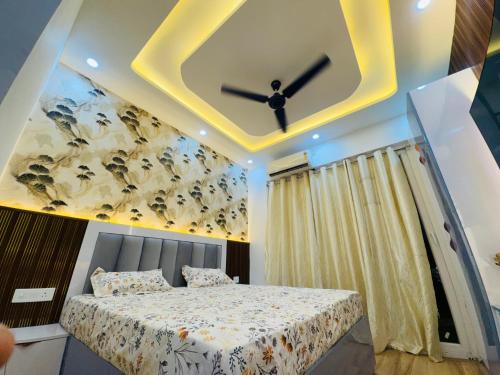 Ένα ή περισσότερα κρεβάτια σε δωμάτιο στο Love Nest & Stay