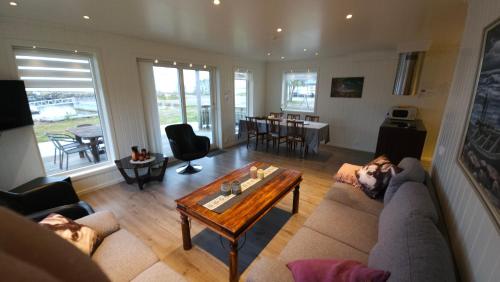 HennesにあるHennesstrand Brygge - Leiligheter med vakker utsikt i Vesterålen - Lofotenのソファとテーブルのあるリビングルーム