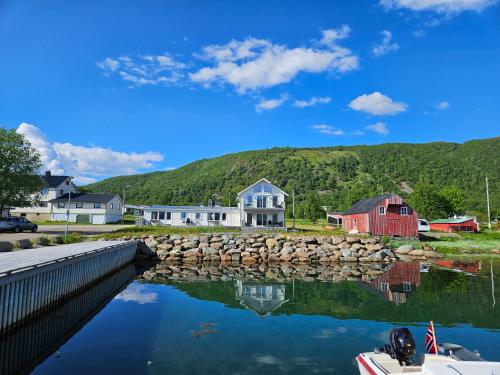 HennesにあるHennesstrand Brygge - Leiligheter med vakker utsikt i Vesterålen - Lofotenの水船