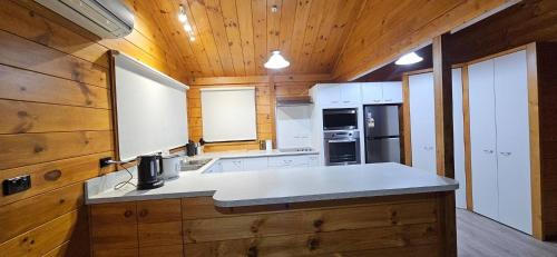 Η κουζίνα ή μικρή κουζίνα στο Farm House close to town