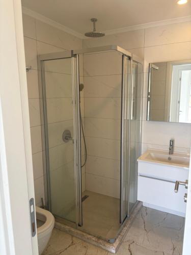 Un baño con ducha, inodoro y lavabo. en Poseidon North Ciprus, Tatlisu, 