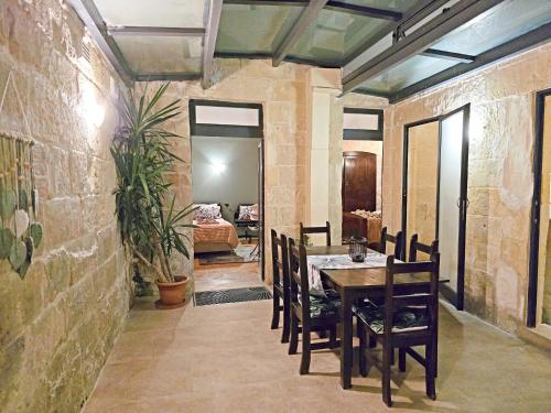 Posezení v ubytování Traditional Maltese Apartment in Floriana - Walk to Valletta, Capital City