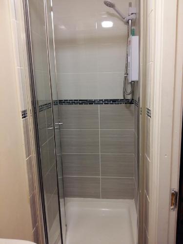 y baño con ducha y puerta de cristal. en St George's hotel en Hull