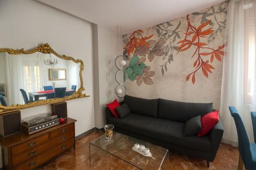 a living room with a couch and a mirror at CASA PAOLINA NEL CENTRO DI BRACCIANO in Bracciano