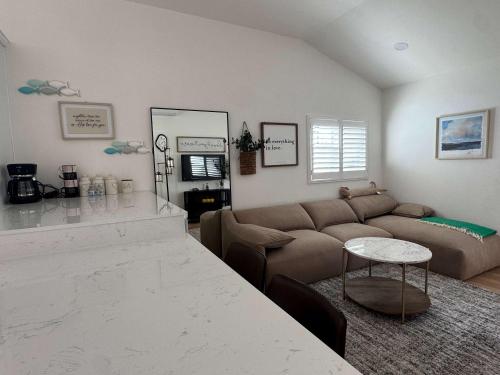 ein Wohnzimmer mit Sofa und Tisch in der Unterkunft #Marbella Lane - Stylish Haven Near City Center in Long Beach
