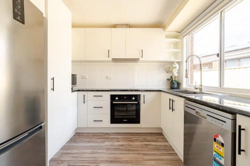 Η κουζίνα ή μικρή κουζίνα στο Cheerful 4 bedroom home with parking on premises