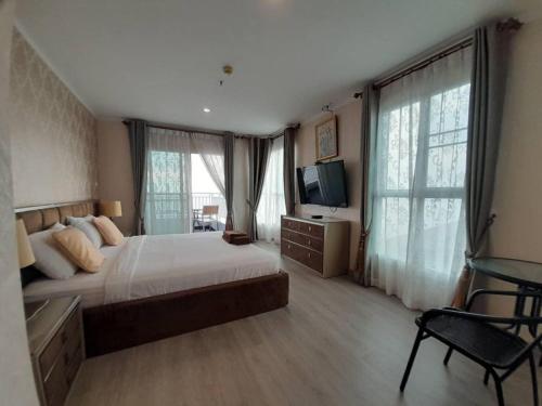 Habitación grande con cama y TV. en Premium 3bedroom120sqm 15floor วิวทะเล frontbeach seaview, en Jomtien Beach