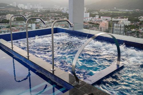 une piscine sur un immeuble avec des vagues dedans dans l'établissement 22 Macalisterz George Town By Mana-Mana, à George Town