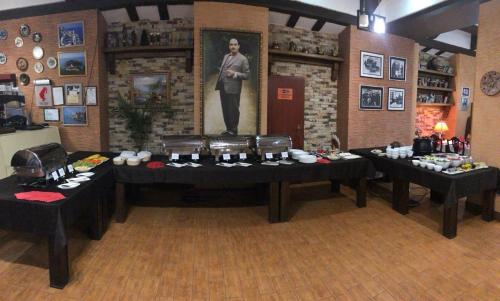 En restaurant eller et andet spisested på Gala Hotel