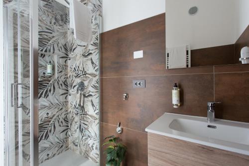 un baño con ducha y lavabo en La Corte Affitti Brevi, en Vescovato