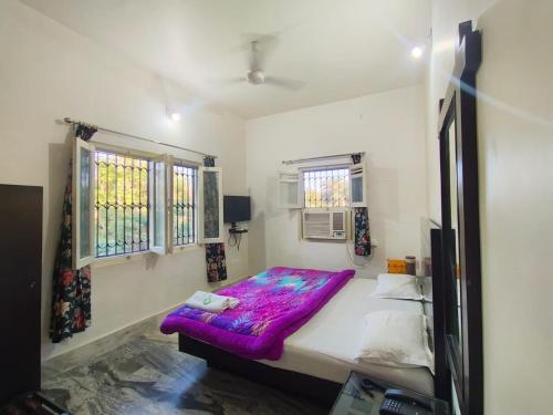 En eller flere senge i et værelse på Hotel Atithi Mount Abu