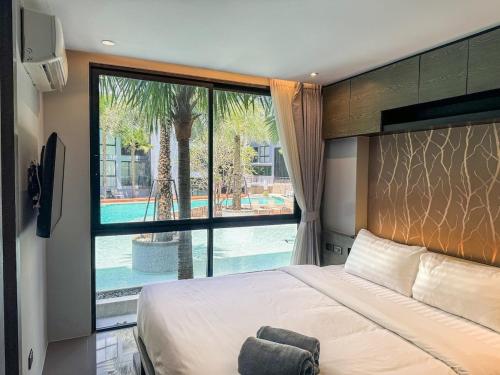 Ένα ή περισσότερα κρεβάτια σε δωμάτιο στο Kamala City Gate 1 Bdr Pool View