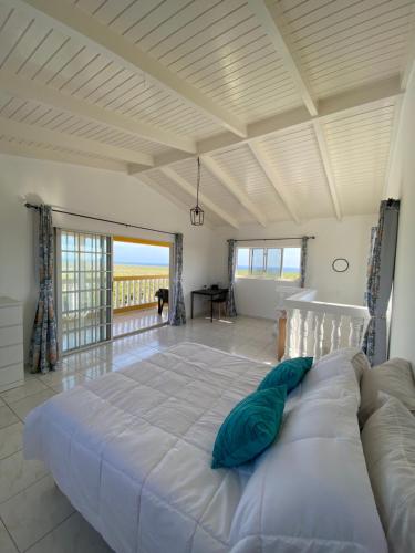 Un pat sau paturi într-o cameră la 5 Bedroom Villa With Swimming Pool